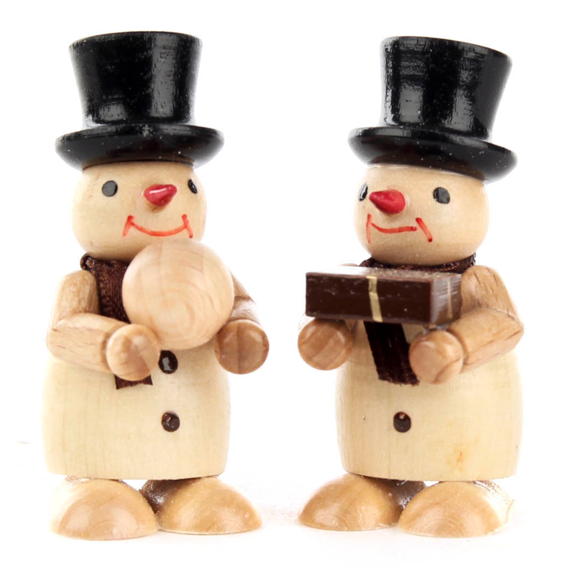 Miniatur Schneemänner mit Geschenk und Schneeball, natur 